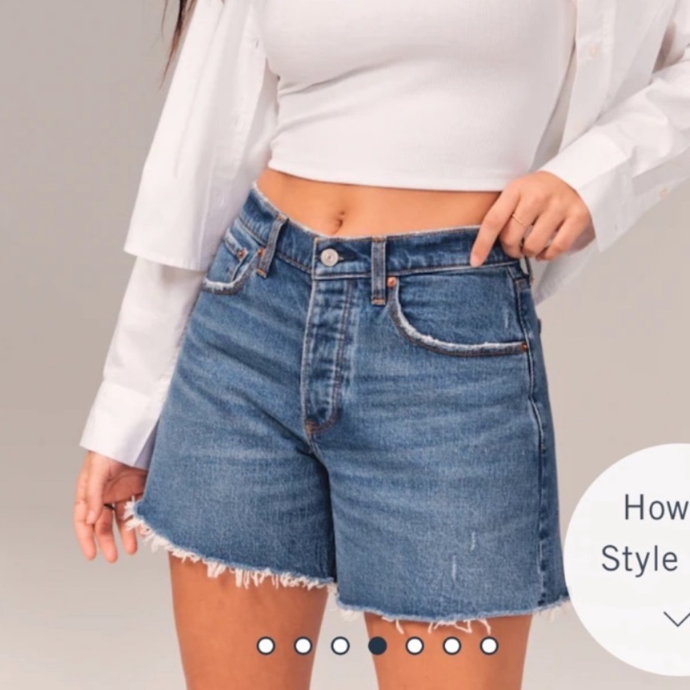 Abercrombie & Fitch Curve Love The 90"s Baggy Low Rise Cut Off Shorts Light Wash